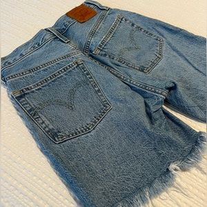 Women’s Levi 501 Mid Thigh Short Size 24 in Luxor Street Wash